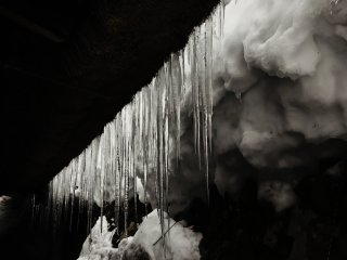 雪に閉ざされ、光がほとんど入らないような軒先に見事な氷柱の芸術！
