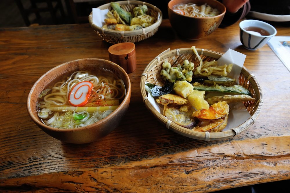 Mì Udon sợi nhỏ và mỏng (bên trái) và Tempura làm từ rau núi địa phương (bên phải)! Món ăn đơn giản và ngon miệng làm tôi ấm lòng.