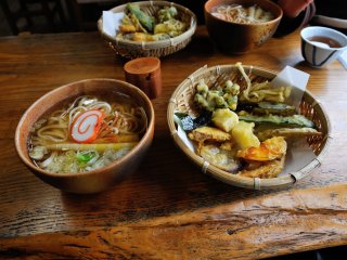 Tipis, datar mie Udon (kiri) dan Tempura terbuat dari sayuran gunung lokal (kanan)! Makanan sederhana dan lezat yang menghangatkan.
