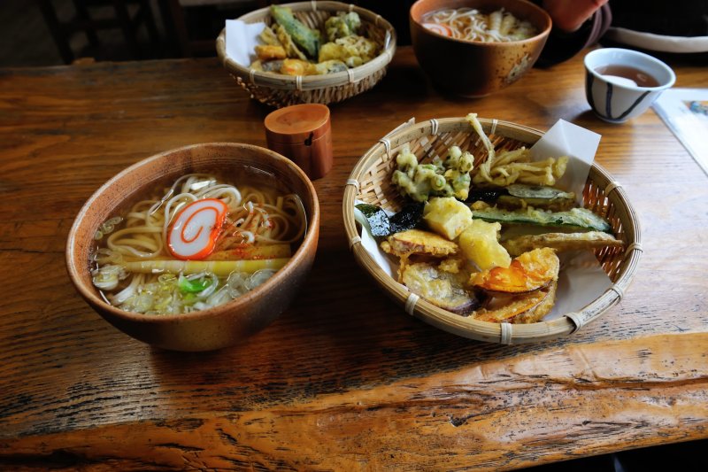 <p>Thin, flat Udon noodles (left) and Tempura made of local mountain vegetables (right)! Simple and delicious food warmed me up.</p>