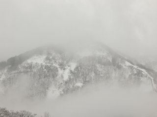Khi tôi đến làng Ainokura, trời rất lạnh và có mưa tuyết. Những ngọn núi giăng đầy những đám mây tuyết trông như một bức tranh thủy mặc.