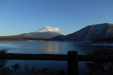 ภูเขาฟูจิจากทะเลสาบโมะโตะสุโกะ