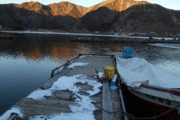 Снег на причале озера Сёдзи