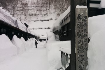 <p>ทางเข้าหมู่บ้านเล็กๆ จะต้องมีการเดินย่ำหิมะในบางช่วงเพื่อไปยังบ้านที่อยู่สุดซอย</p>