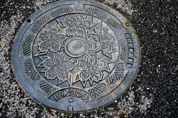 <p>This manhole cover belongs to Shuumai, one of the areas that is part of Koka</p>