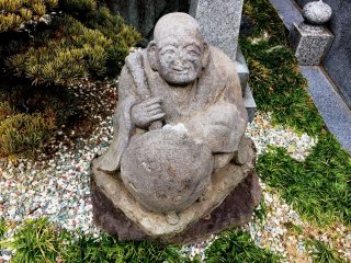 Улыбающийся монах, которому в руку кладут монетки