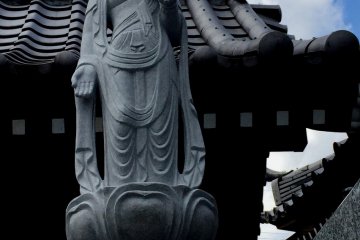 <p>Будда на фоне лазурного неба</p>