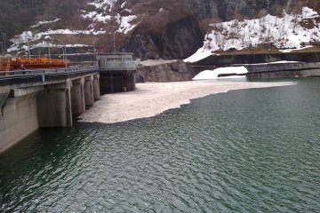 <p>The dam in spring.</p>