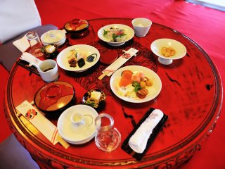After a guided tour, a serving lady ushered us to a room where gorgeous Shippoku cuisine was laid out for us on a low table.