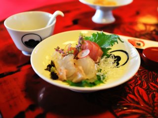 Another dish (sashimi: sliced raw fish). It is fresh and delicious, as well as pleasing to the eye.