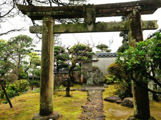 In one corner of the garden stand a small inari (fox) shrine and the torii gate of Ukemochi Shrine