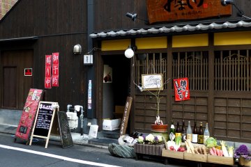<p>Многие рестораны расставляют соблазняющие витрины со свежей продукцией рядом со входом (Киото знаменито своим качеством и разнообразием овощей)</p>