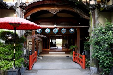 <p>Красному мосту у входа в этот довольно роскошный ресторан вторит красный зонтик&nbsp;</p>