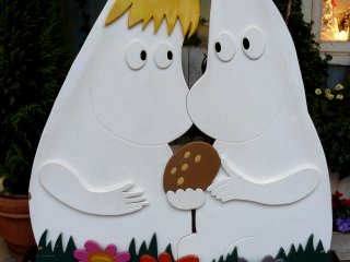 Муми-тролли с булочкой перед Moomin Bakery &amp; Cafe