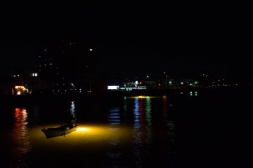 <p>Fishing for shirasu on the Shinmachi River</p>