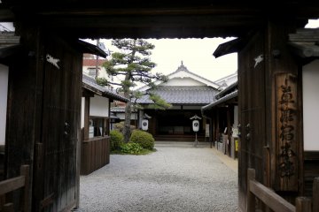 <p>Вход храма Кусацу Хондзин Дзюку, который когда-то был остановкой для аристократов на дороге Токайдо</p>