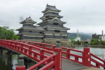 Красивый красный мост к замку Мацумото
