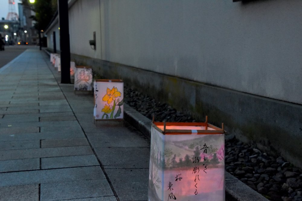 Lanternas artesanais colocadas ao longo da estrada em frente do Yokokan