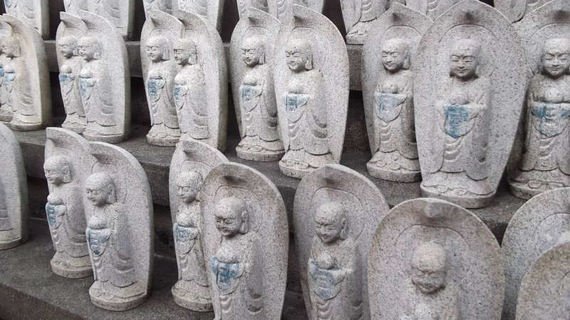 <p>Tiers of statues at Renkei-ji</p>