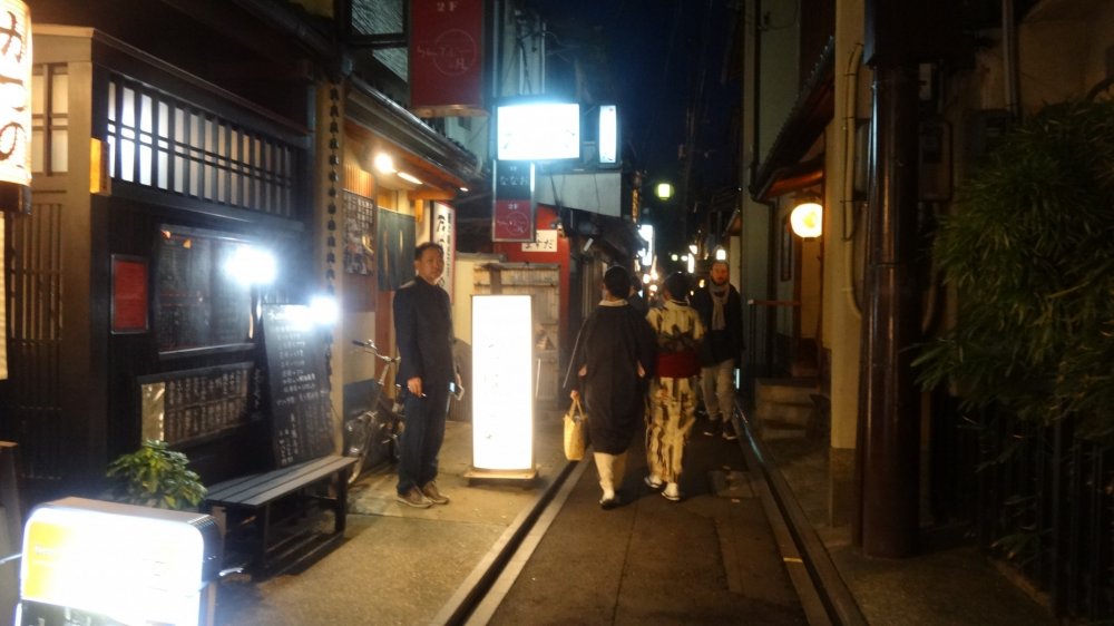 ยามค่ำคืนที่กิออน (Gion) ย่านเก่าแก่และโด่งดังของเกียวโต