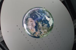 未来館のシンボルである「ジオ・コスモス」有機ELパネルを使った、世界初の大型地球ディスプレイ