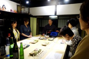 Workshop ini termasuk kuliah tentang bagaimana sake dibuat dan kemudian sesi mencicipi untuk mengidentifikasi karakteristik tipe-tipe yang berbeda