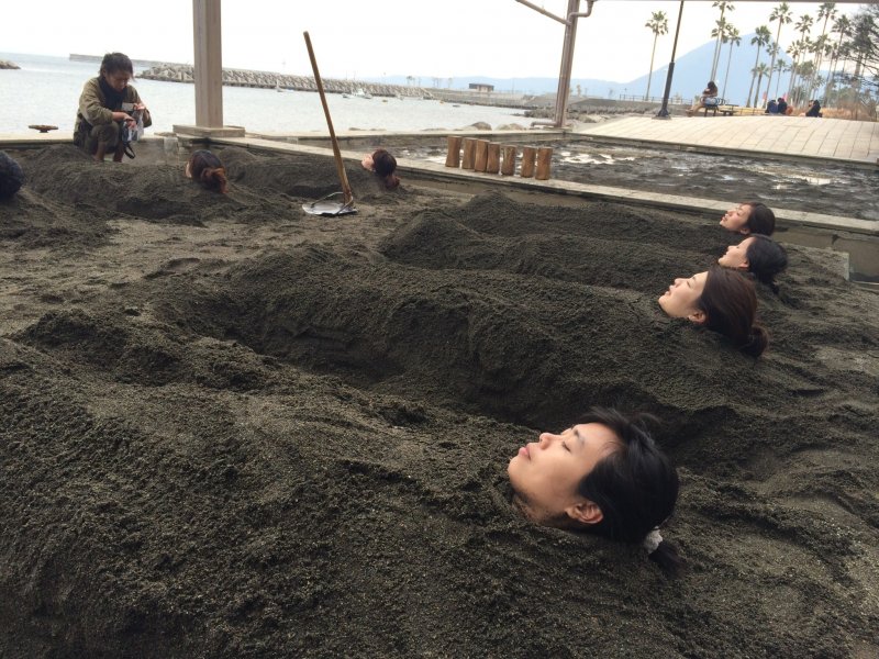 해변 옆 따뜻한 모래 속에 묻히기