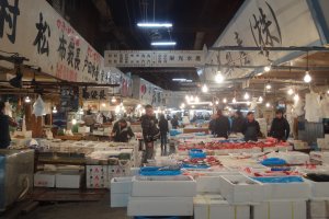 บรยากาศของตลาดปลาส่วนใน หรือ Jonai Shijo