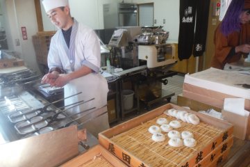 <p>ขนมอุเมกาเอะโมจิ ขนมขึ้นชื่อของดาไซฟุ สดๆ ร้อนๆ จากเตา</p>