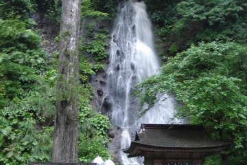 Маленький водопад Суга-но-таки, место, где омываются паломники