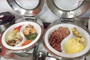<p>Fish, sausages and egg on the buffet</p>