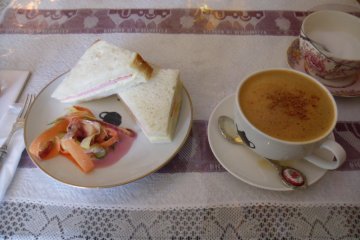 <p>Ham and cheese sandwiches, with apple cider</p>