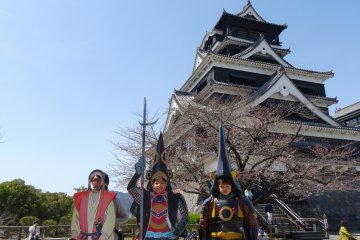 <p>ครอบครัวน่ารักกำลังถ่ายภาพกับปราสาทคุมะโมะโตะ</p>