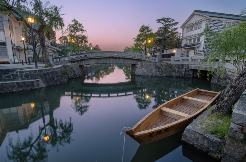 <p>On a clear evening, colorful skies paint the streets and waters of the Kurashiki Bikan Historical Quarter with vivid, calming hues.</p>