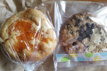 <p>Dekopon (a type of citrus fruit) and honey muffin, and an oatmeal chocolate cookie</p>