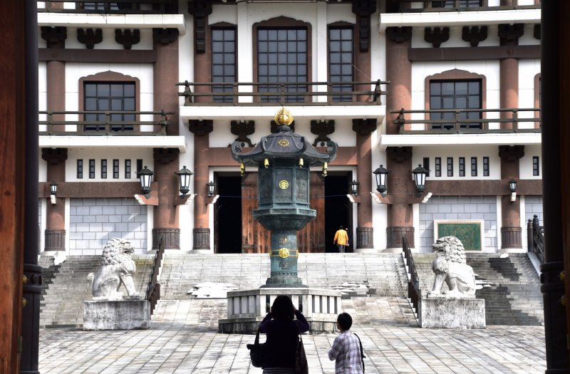 <p>Gigantic Daibutsu-den Hall (Big Buddha Hall) viewed from the gate</p>