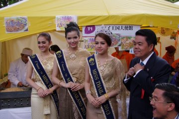 <p>Beauty pageant winners</p>