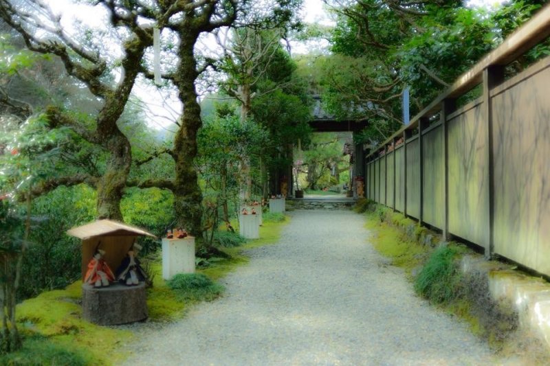 <p>Approach to an old Japanese house</p>