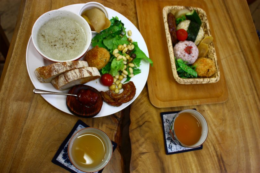 Himukamura-no-Takarabako menyediakan makan siang organik yang sederhana namun lezat.