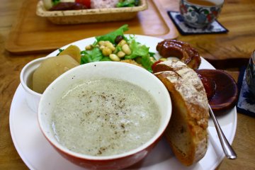 Вкусный суп с домашним хлебом и полезным салатом