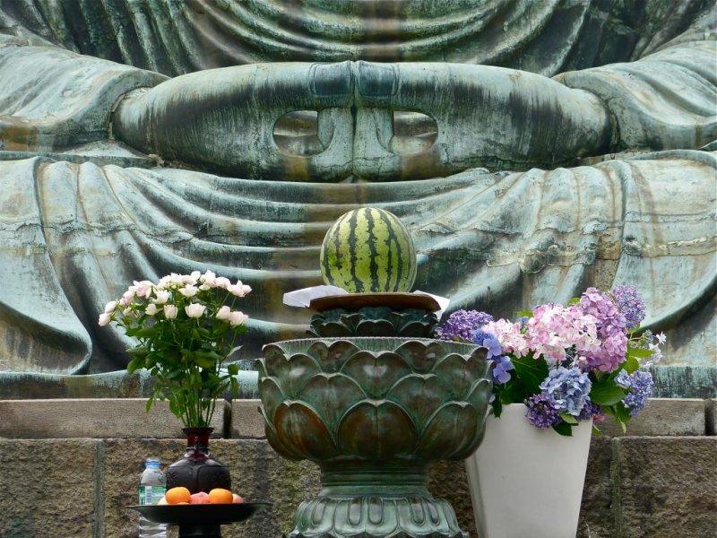 <p>Flowers and seasonal fruits offered to Daibutsu</p>