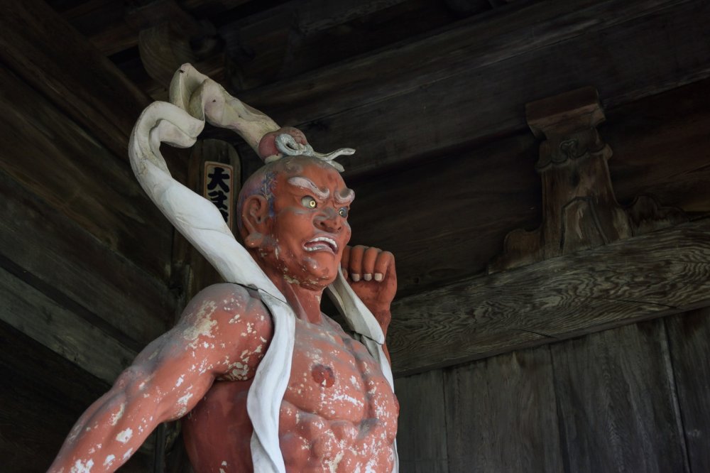 The statue at the Niou-mon gate