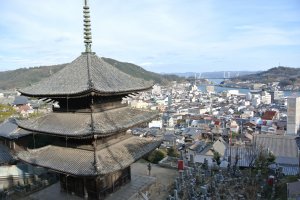 走在古寺遊路線時，經過天寧寺的三重塔，在江戶時期經過改建，現為日本重要文化財。