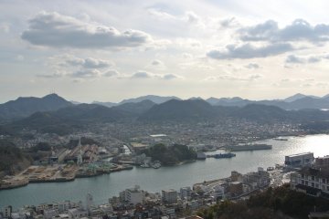 <p>區分開尾道和宮島等地的尾道水道，連接著瀨戶內和更遠的四國等地。從山上看，立刻明白日本島國如何與山和海密不可分。</p>