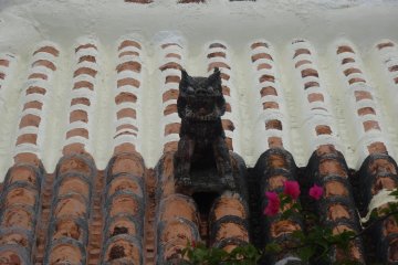 <p>Another shisa sits guardian on his rooftop</p>