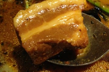 <p>半肥瘦鹿兒島黑豚肉入口鬆化，跟咖喱同吃特別香。</p>