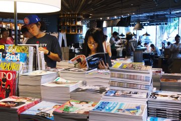 <p>Hundreds of magazines for sale at Tsutaya</p>