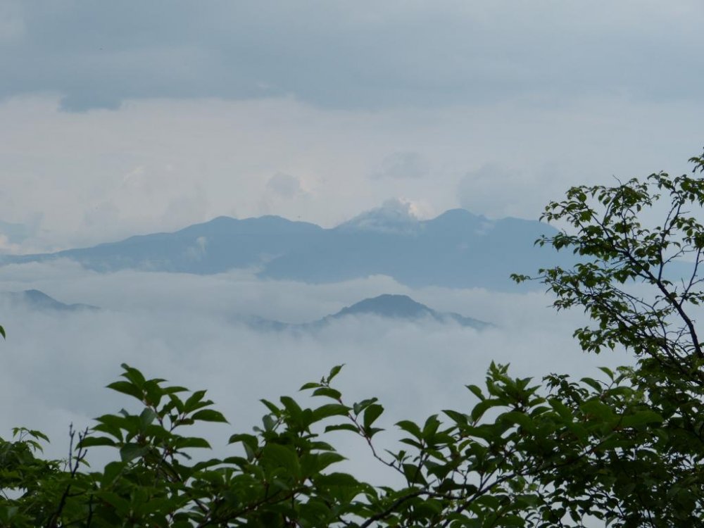 霧と霞に包まれた美しい山並み