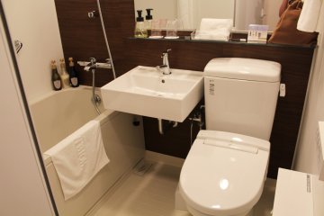 <p>Lovely bathroom with bath and powerful shower</p>