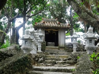 Sebuah kuil di atas lereng bukit pantai